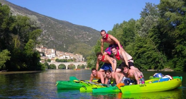  Paseo en el agua entre amigos o familia